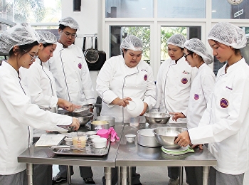 Students of Hotel Management Restaurant
Business Major, Code 61 in HIR2303 Cake
and Pastries Preparation at
International College Suan Sunandha
Rajabhat University, 5 March 2020.